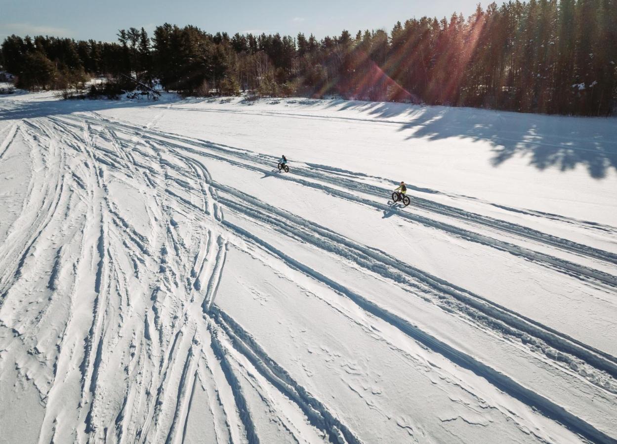 Auberge Du Lac Taureau แซ็งต์-มิเชล-เดส์-แซ็งส์ ภายนอก รูปภาพ
