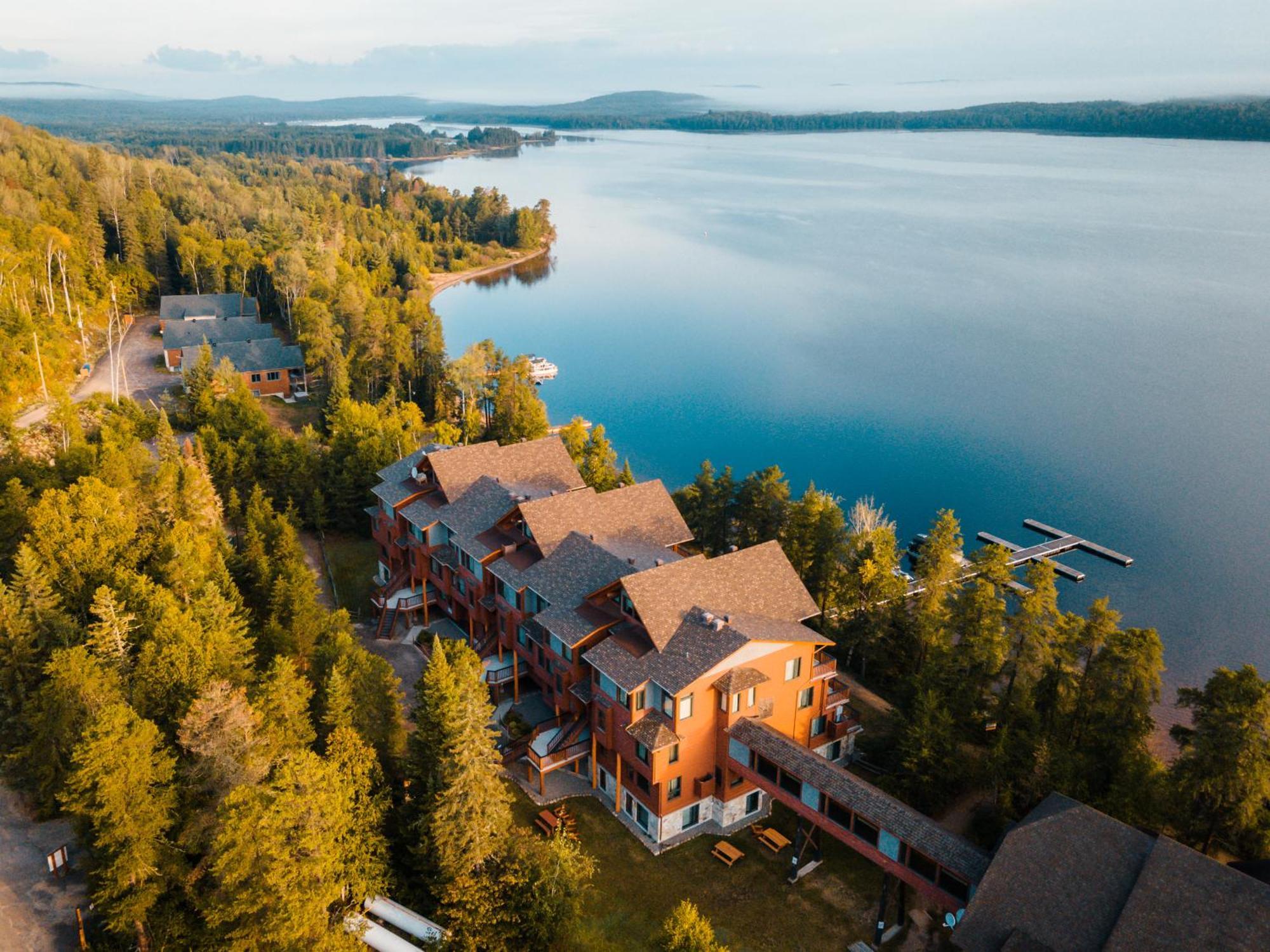Auberge Du Lac Taureau แซ็งต์-มิเชล-เดส์-แซ็งส์ ภายนอก รูปภาพ