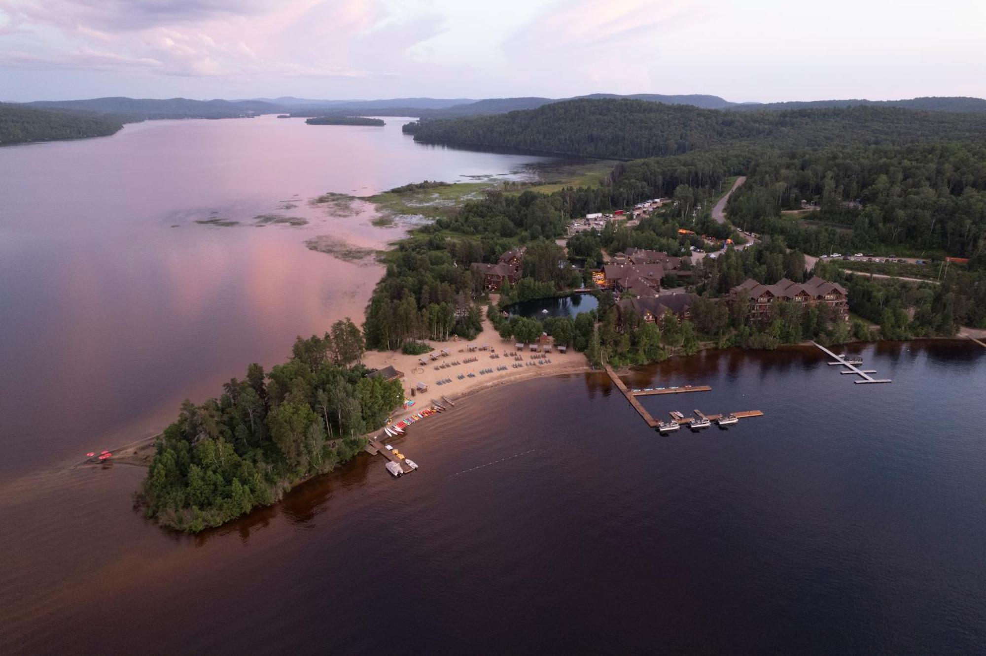 Auberge Du Lac Taureau แซ็งต์-มิเชล-เดส์-แซ็งส์ ภายนอก รูปภาพ