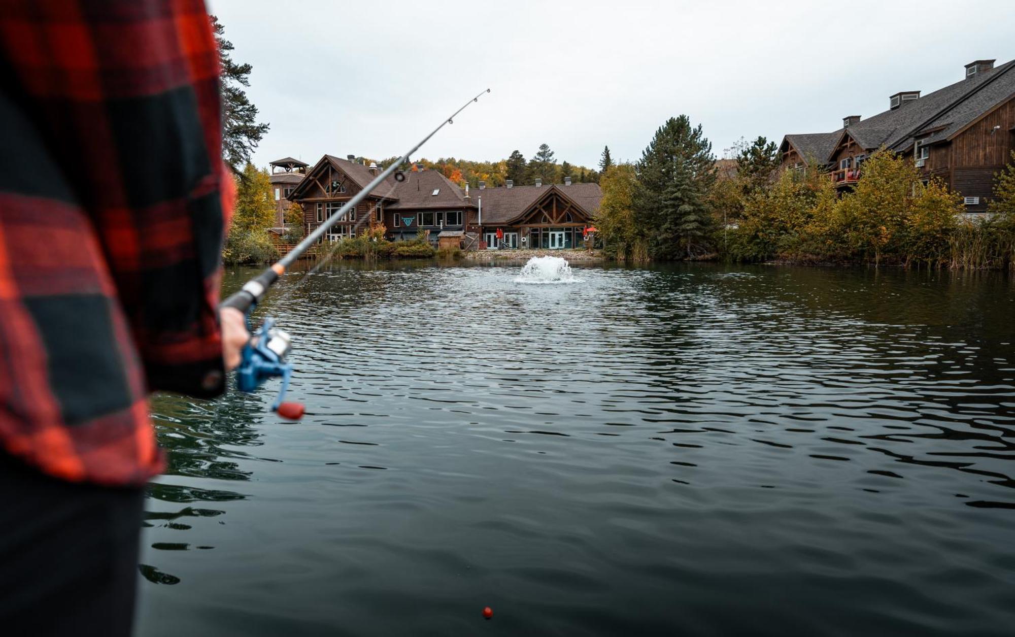 Auberge Du Lac Taureau แซ็งต์-มิเชล-เดส์-แซ็งส์ ภายนอก รูปภาพ